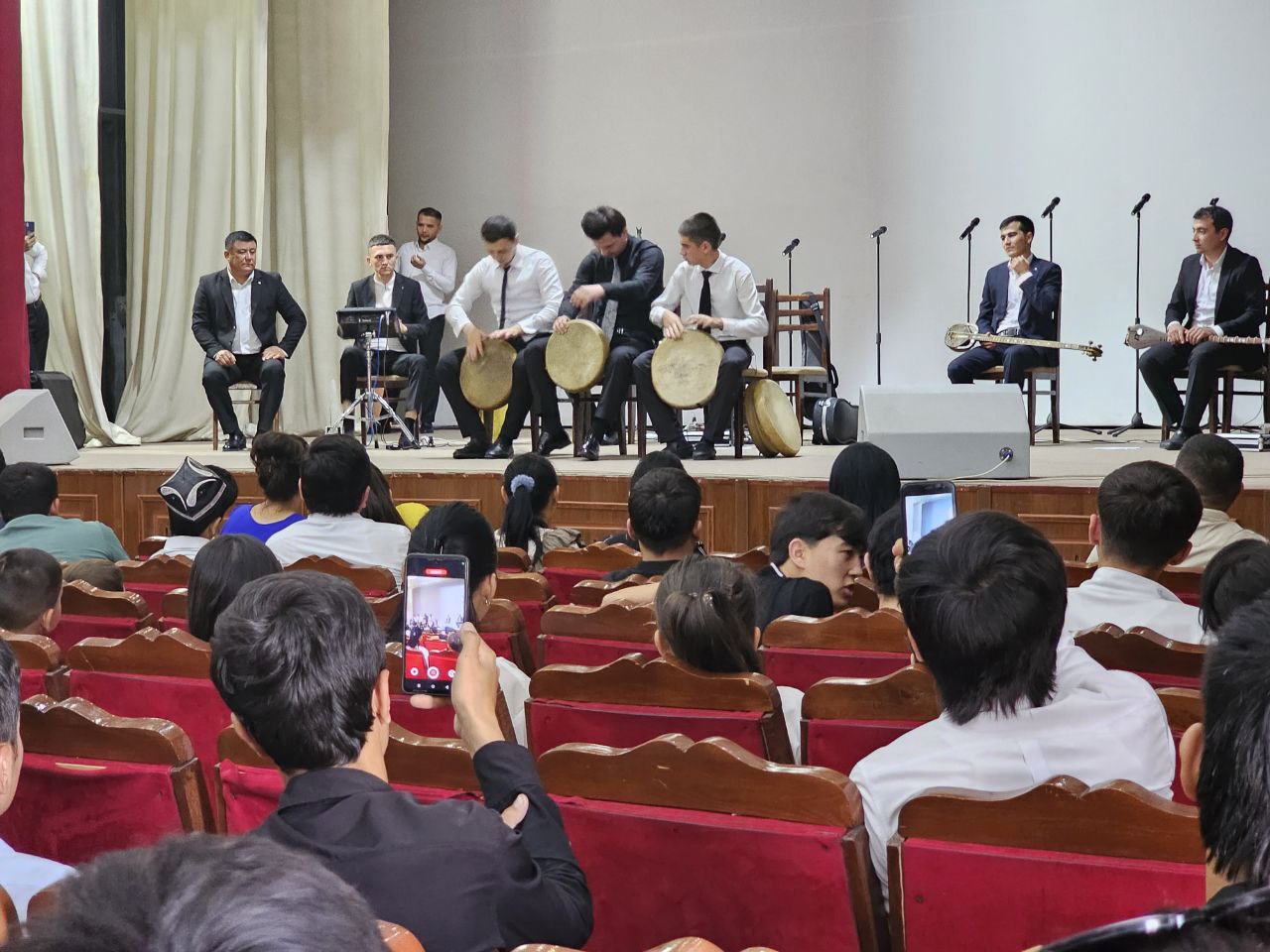 O‘zbek milliy maqom san’ati markazi Jizzax viloyati hududiy bo‘limi jamoasi gastrol safari bilan Qashqadaryo viloyatiga tashrif buyurdi.