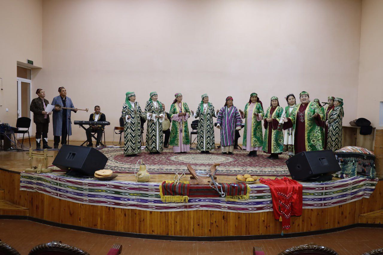 “Gulshan” ashula va raqs xalq ansambli hamda “Oypari” folklor-etnografik xalq ansambllari o‘zlarining IV-chorak hisobot konsertini taqdim etdi.