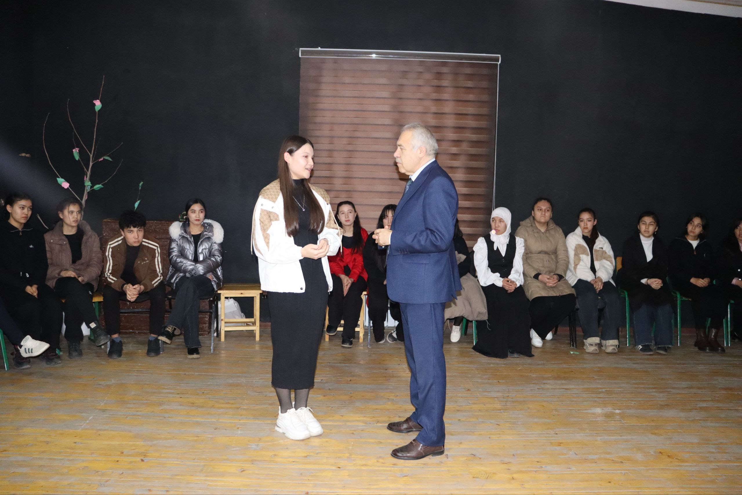 Jizzax ixtisoslashtirilgan san’at maktabida Dog‘iston Respublikasining "Ozarbayjon teatri" bosh rejissyori Sarvar Aliyev tomonidan mahorat darsi tashkil etildi.