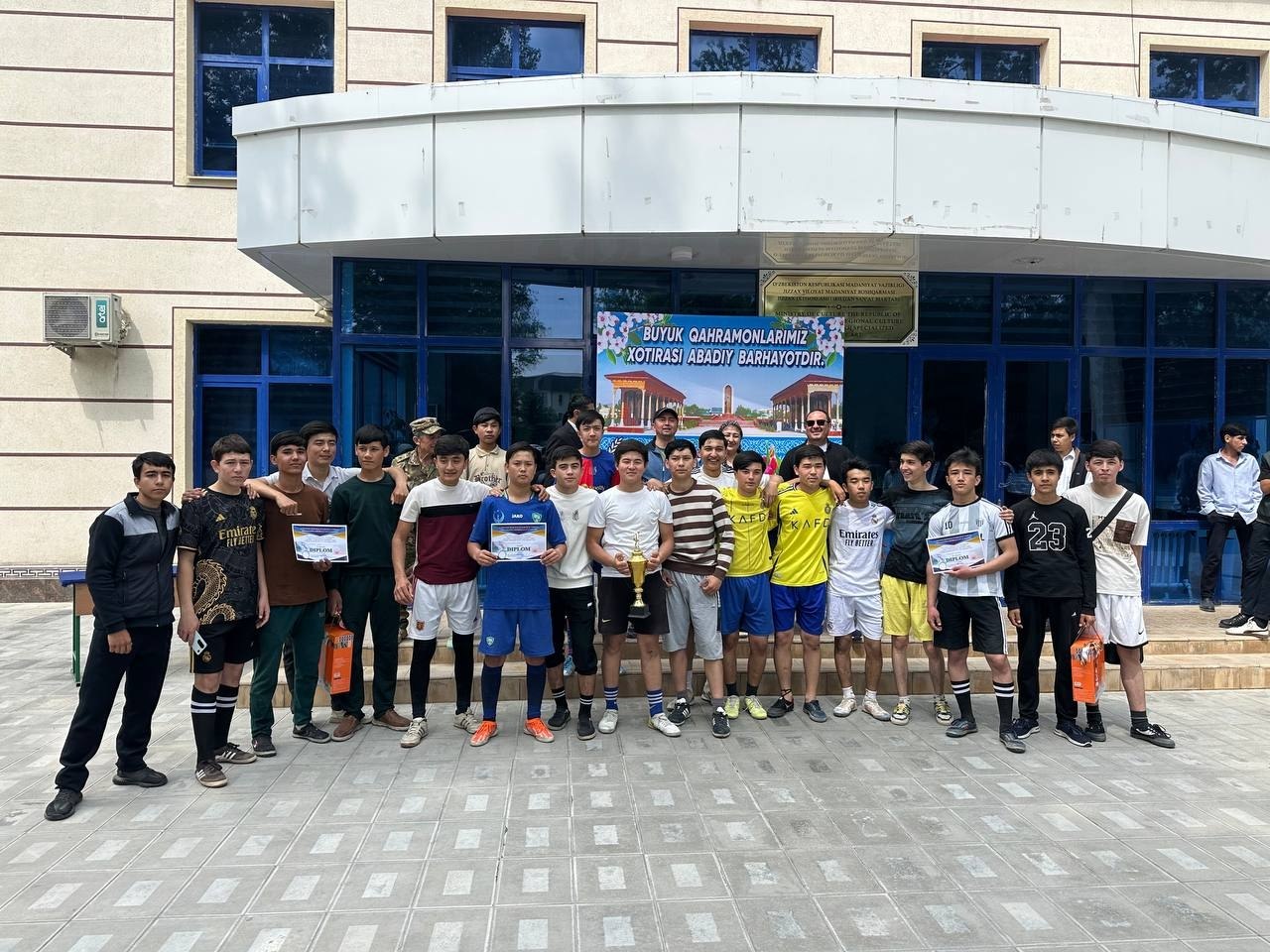"Buyuk qahramonlarimiz xotirasi abadiy barhayotdir" shiori ostida mini futbol musobaqasi bo’lib o’tdi.